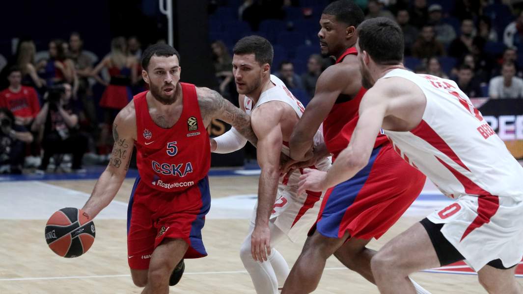 Игрок ЦСКА Майк Джеймс (слева) в матче Евролиги по баскетболу