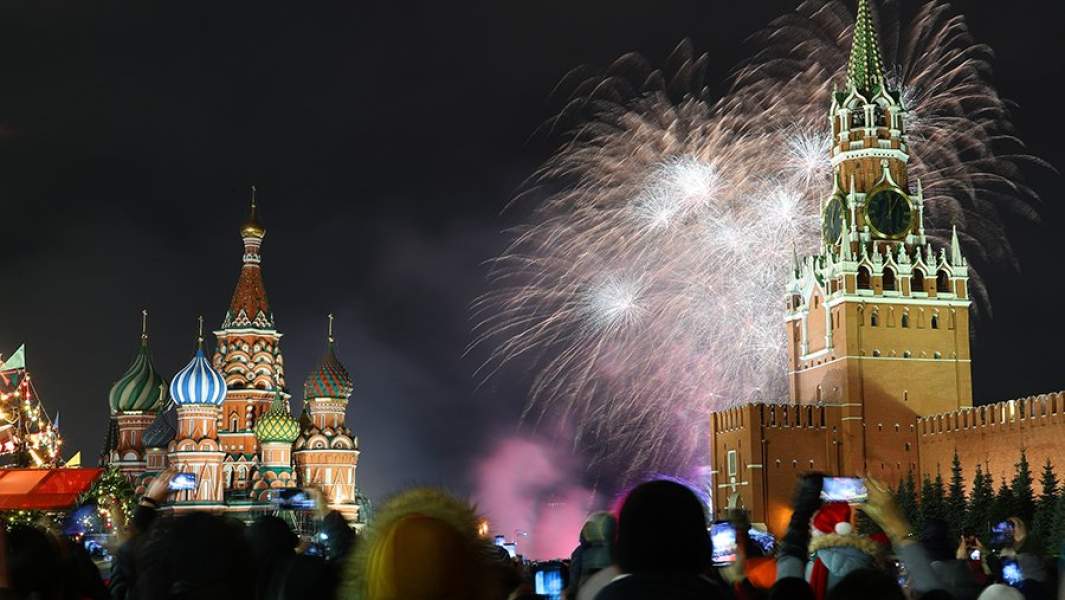 Новогодний салют над Красной площадью