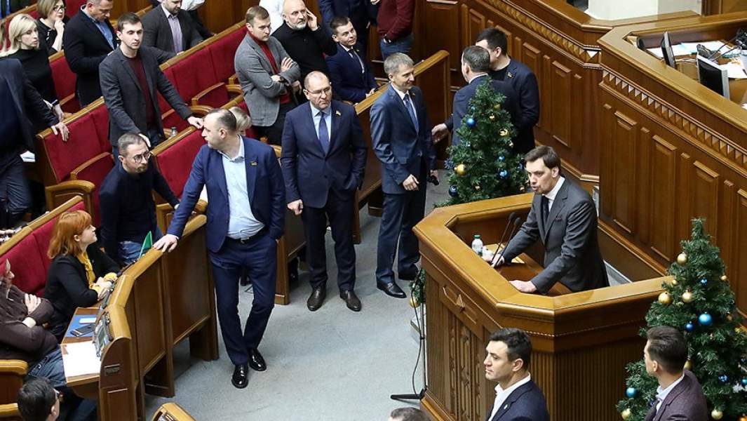 Премьер-министр Украины Алексей Гончарук (справа) во время заявления о своей отставке на заседании Верховной рады, Киев