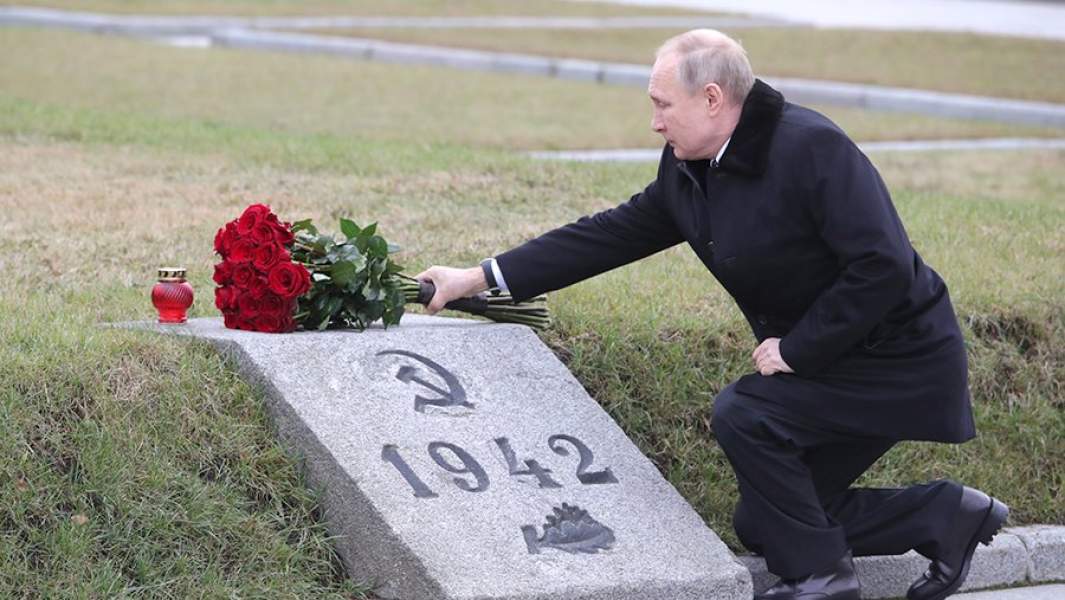 Президент России Владимир Путин во время возложения цветов на Пискаревском мемориальном кладбище
