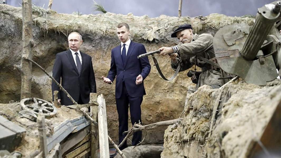 Президент России Владимир Путин и автор экспозиции Дмитрий Поштаренко во время посещения комплекса историко-художественных трехмерных панорам «Память говорит. Дорога через войну»