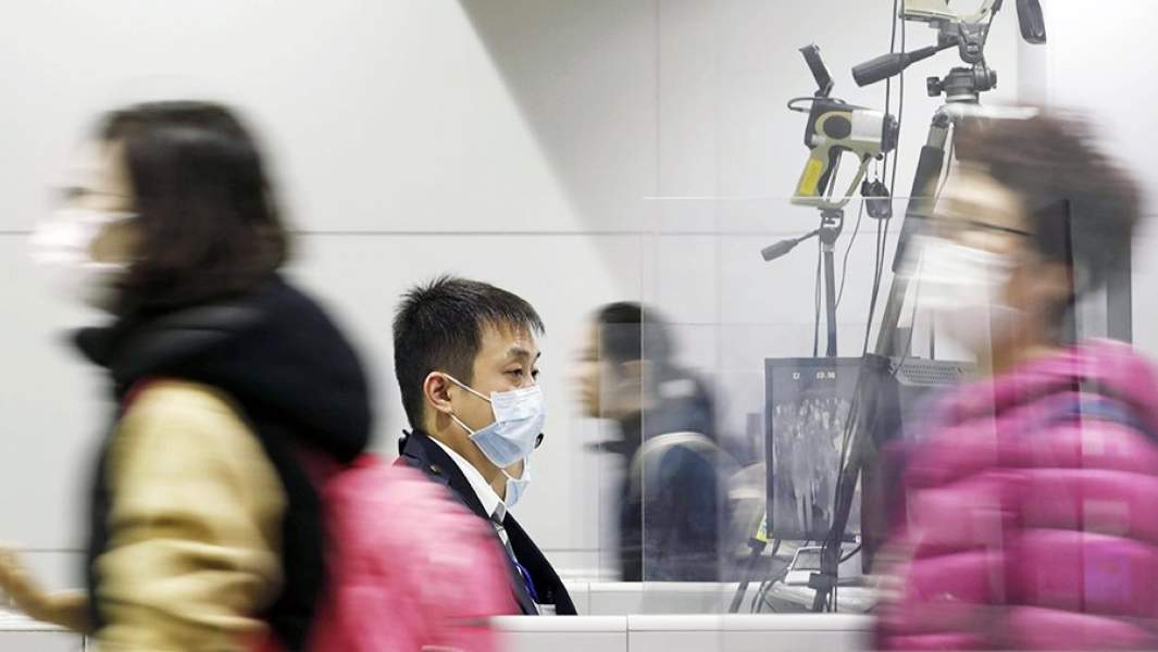 Проверка пассажиров в международном аэропорту Кансай в Японии