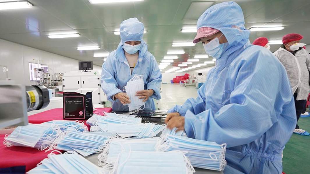Производство медицинских масок в Ухане