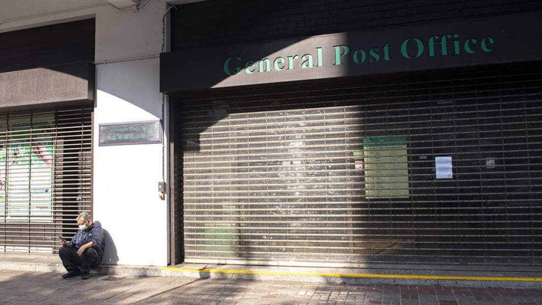 Закрытая из-за вспышки коронавируса центральная почта Гонконга