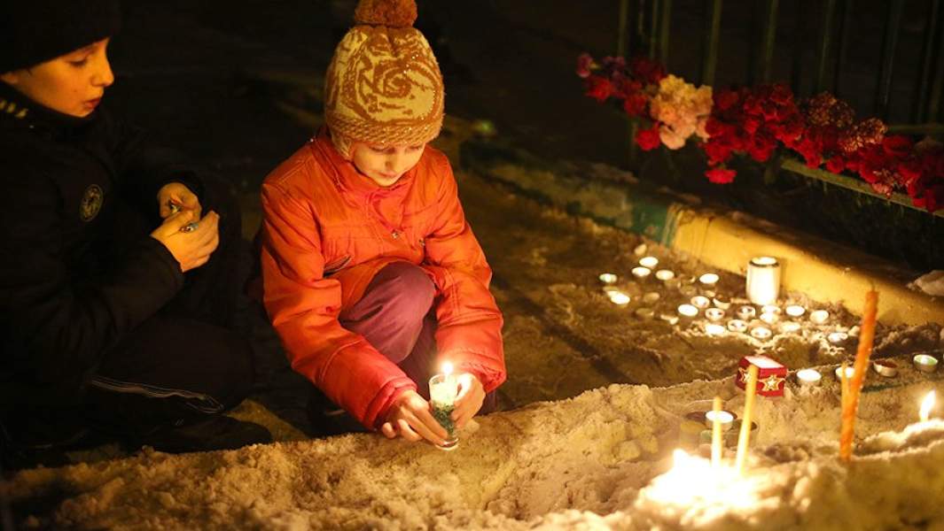 Возложение цветов и свечей на территории московской школы № 263. 3 февраля 2014 года