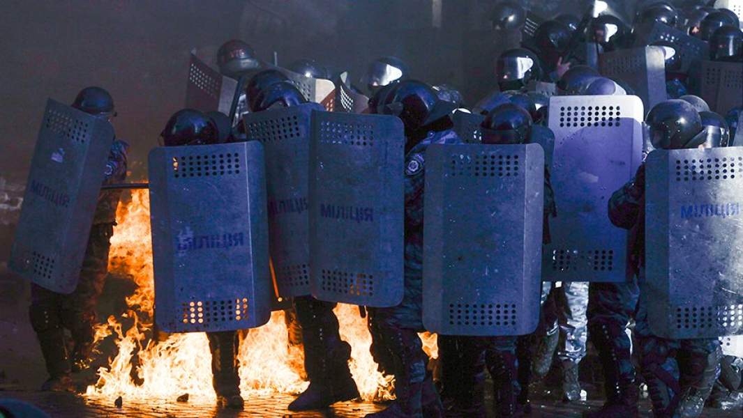 Сотрудники правоохранительных органов во время столкновений с митингующими на площади Независимости в Киеве