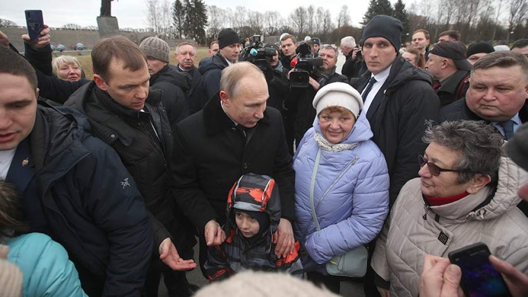 Президент России Владимир Путин во время общения с местными жителями после возложения цветов к монументу «Мать-Родина» на Пискаревском мемориальном кладбище