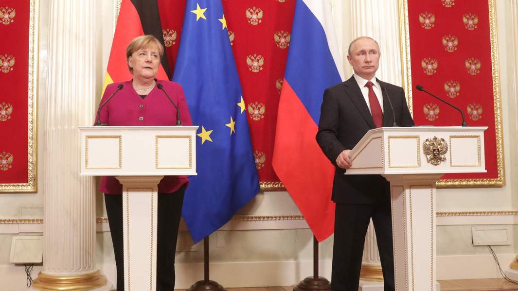 Президент РФ Владимир Путин и федеральный канцлер Германии Ангела Меркель во время совместной пресс-конференции по итогам встречи. 11 января 2020 года