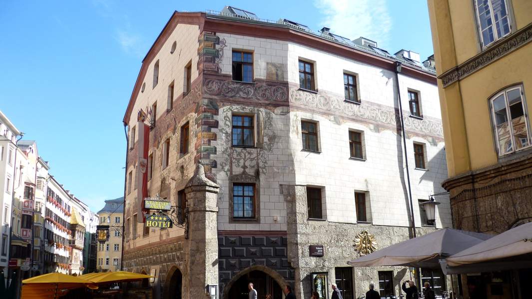  гостиница XVI века «Золотой орел» (Goldener Adler)
