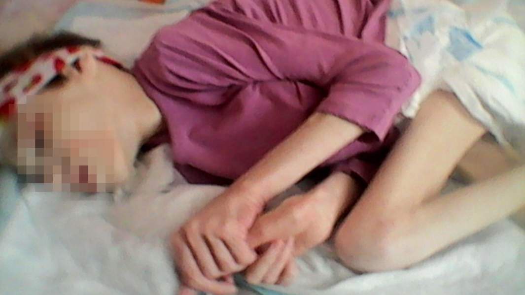 «Увидела и заревела»: на Урале женщина обвинила власти в том, что они лишили ее опеки над девочкой с ДЦП из-за квартиры