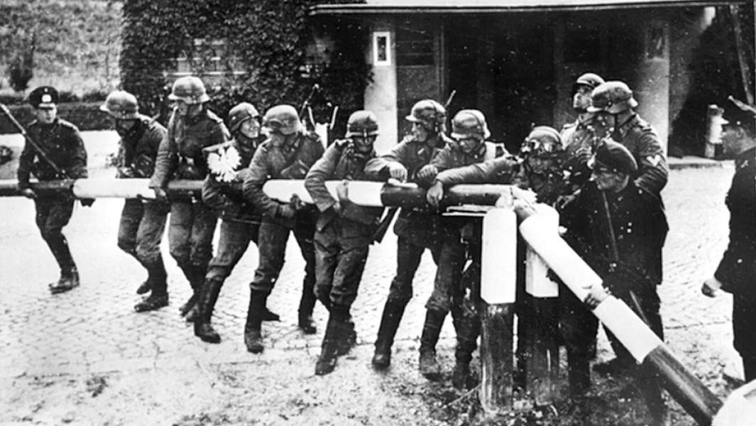 Немецкие солдаты ломают шлагбаум на границе с Польшей. 1 сентября 1939 года