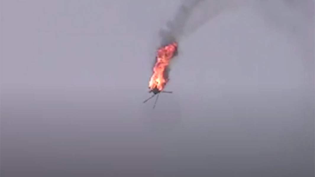 Сбитый боевиками вертолет Ми-8 сирийских ВВС 