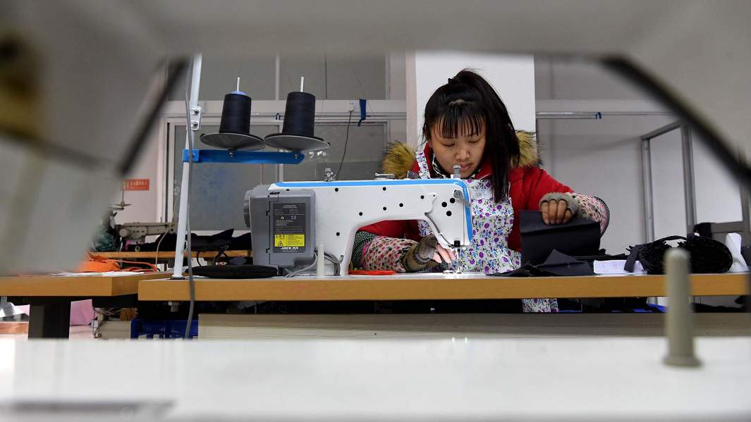 Работница на швейной фабрике в Китае