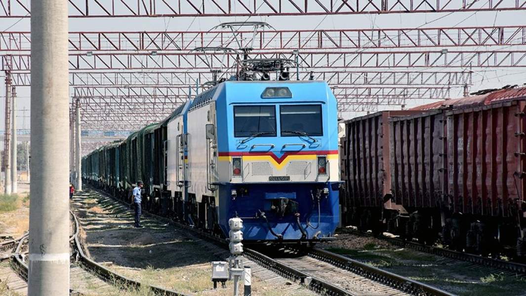 Грузовые составы на одной из станций Узбекистана