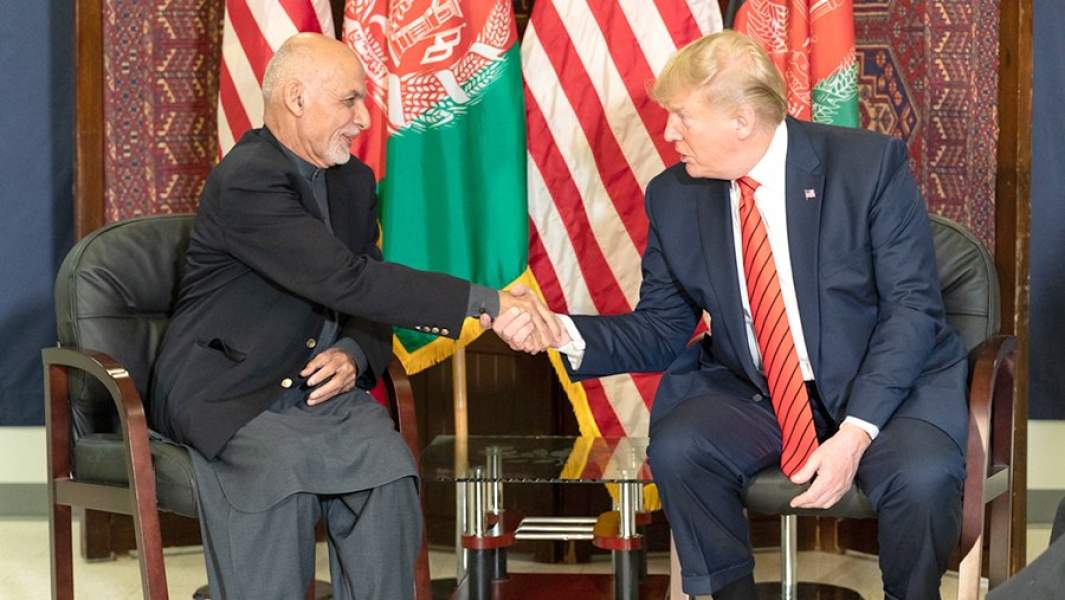 Президент США Дональд Трамп и президент Афганистана Ашраф Гани во время встречи на авиабазе Баграм в Афганистане. 2 декабря 2019 года