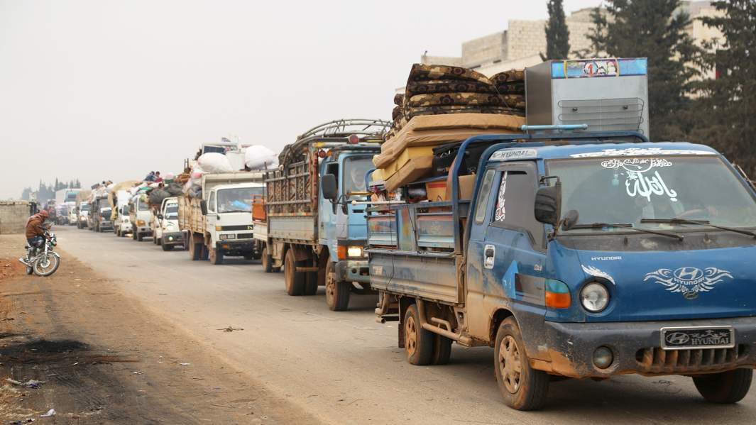 Колонна машин, выезжающих из Идлиба