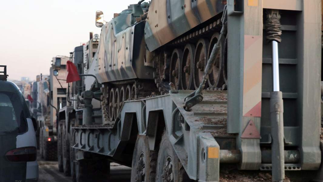 Колонна турецкой бронетехники, направляющаяся в Идлиб