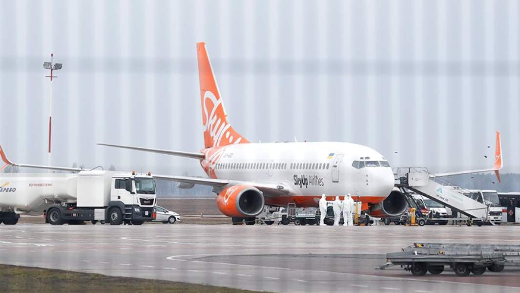 Самолет с эвакуированными из Китая гражданами Украины в аэропорту «Борисполь» в Киеве