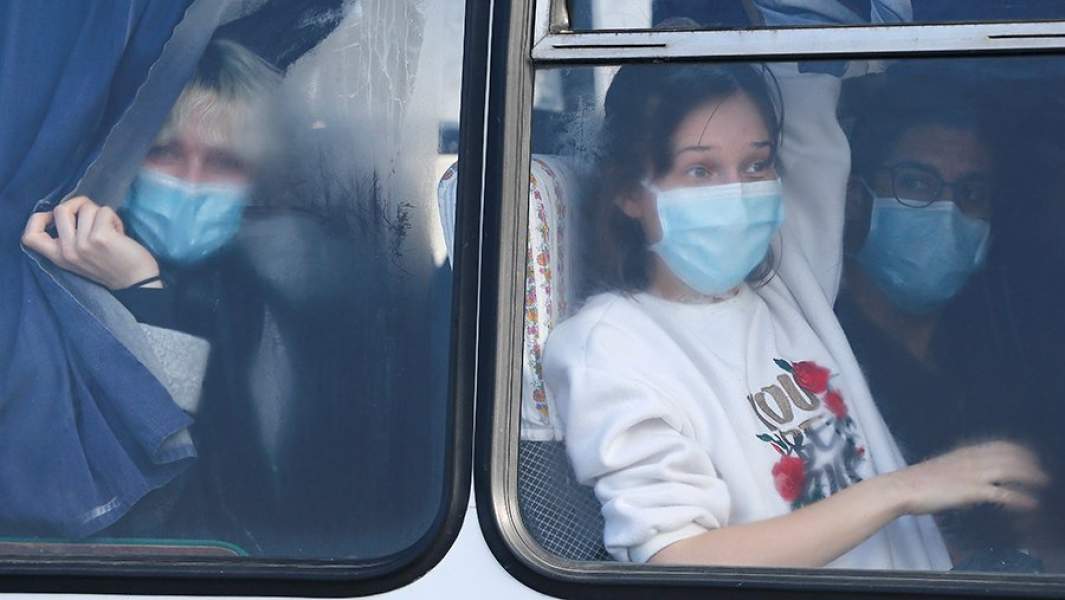 Эвакуированные из Китая граждане Украины в автобусе 