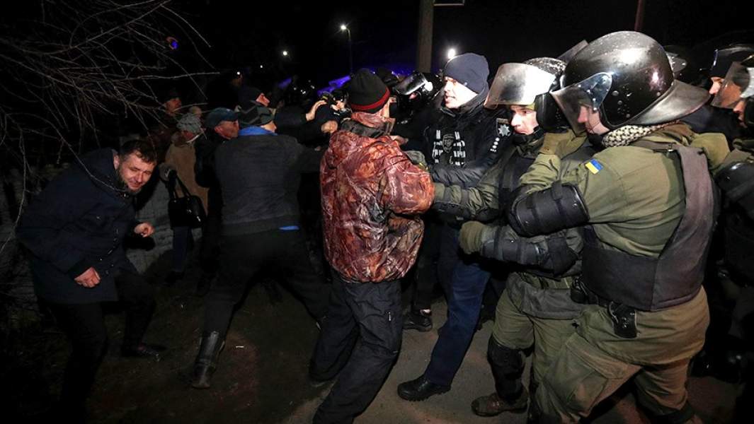 Столкновения протестующих с сотрудниками полиции