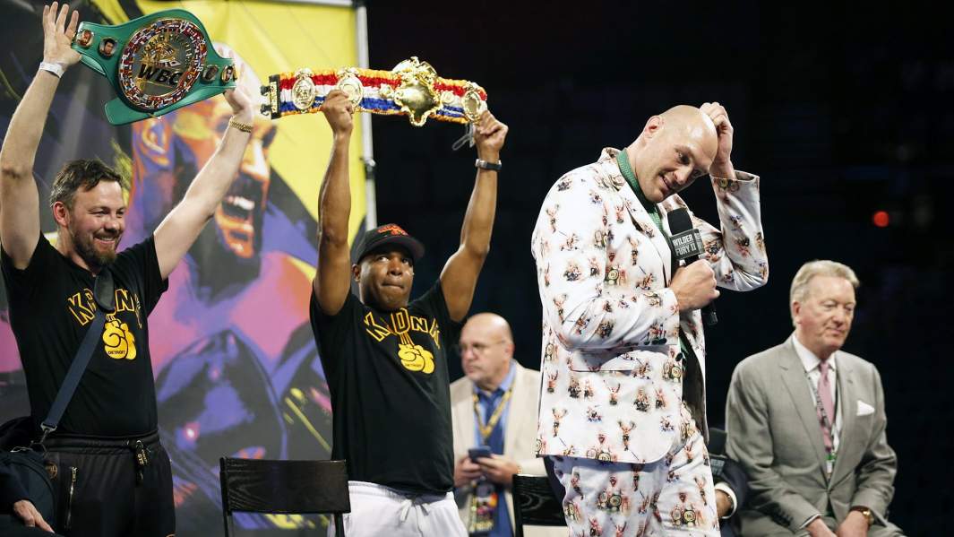 Фьюри с чемпионскими поясами