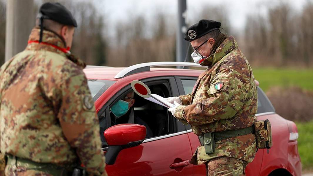 Итальянские солдаты проверяют документы на въезде в карантинную зону