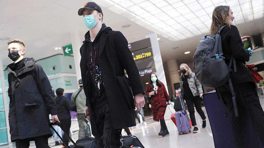 Туристы в аэропорту Барселоны