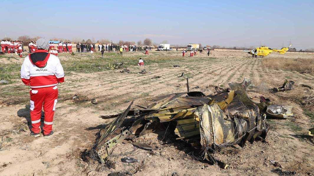 Обломки потерпевшего крушение лайнера