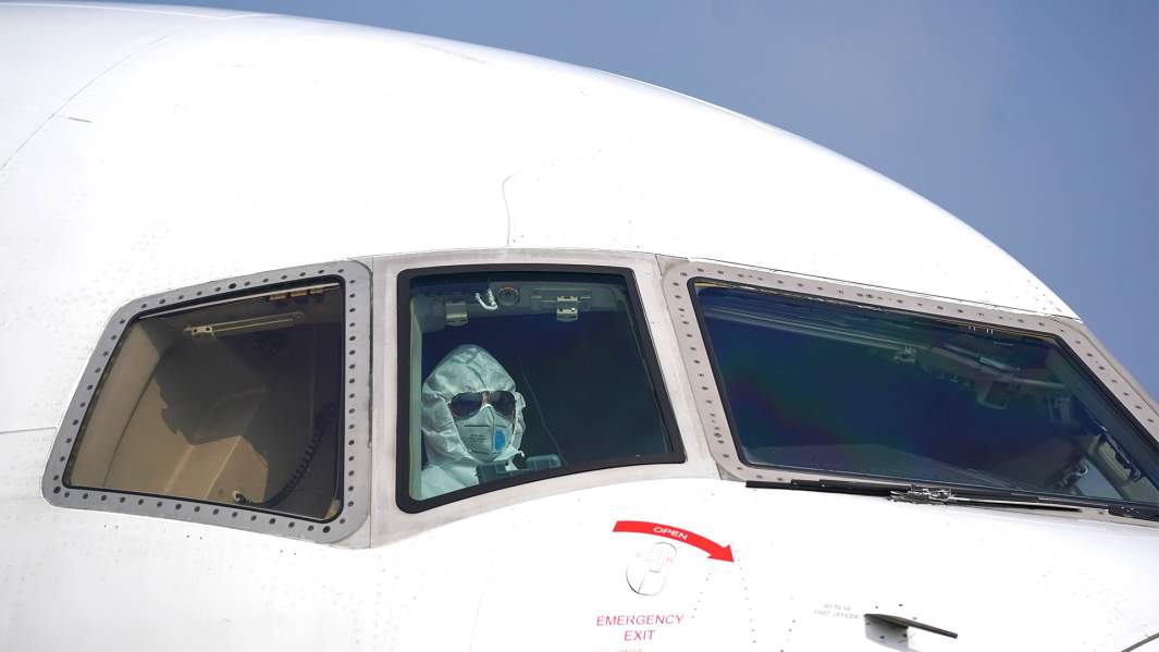 Пилот паркует самолет в аэропорту Уханя