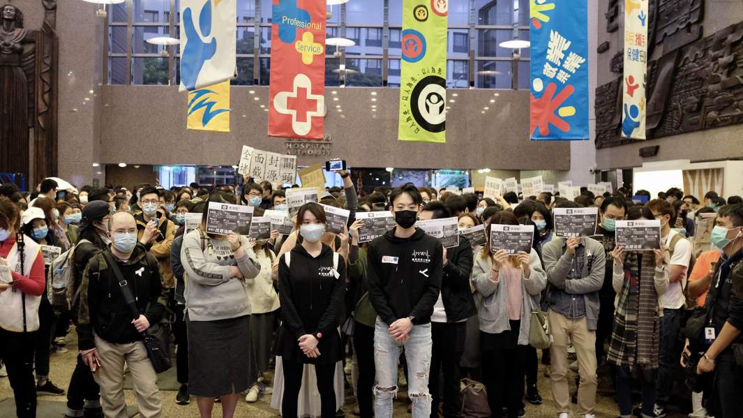 Сотрудники больницы Гонконга бастуют, требуя закрытия границы с Китаем из-за опасения коронавируса