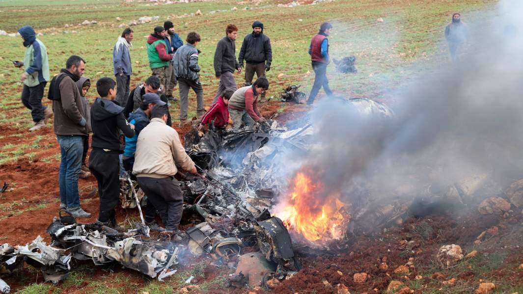 Сбитый военный вертолет, принадлежащий сирийским правительственным силам 