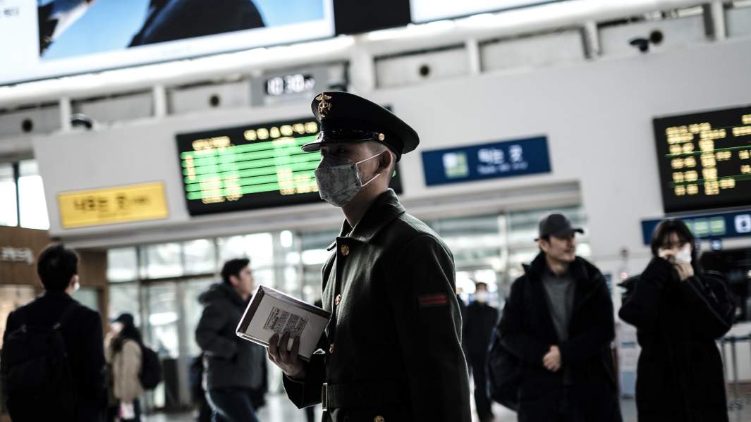 Военнослужащий Вооруженных сил Республики Корея в маске. Сеул, Южная Корея