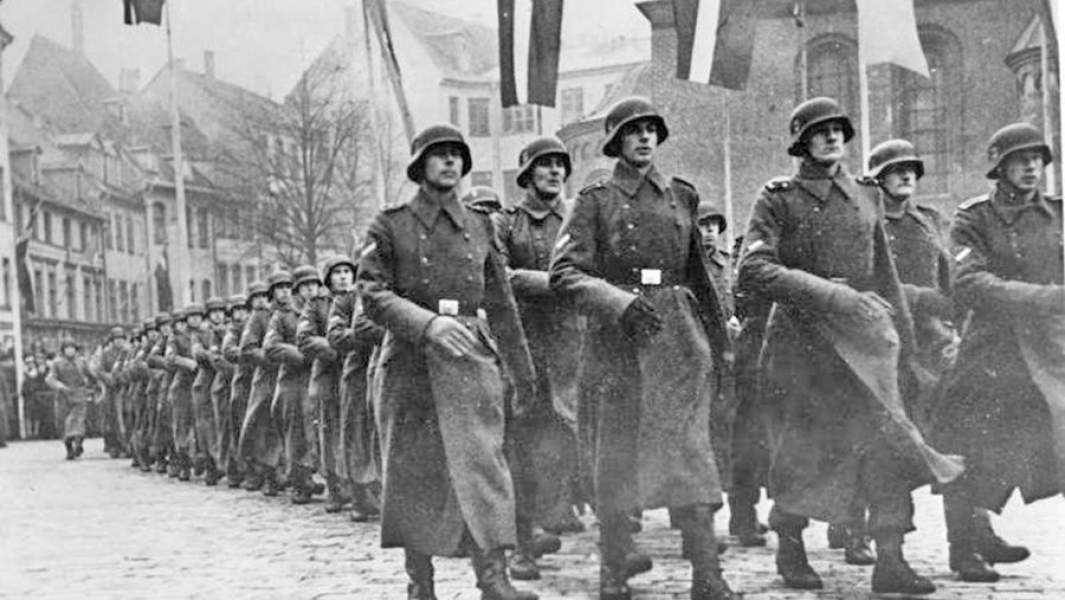Парад латышских легионеров в честь дня основания Латвийской Республики. Рига, Домская площадь. 18 ноября 1943 года.
