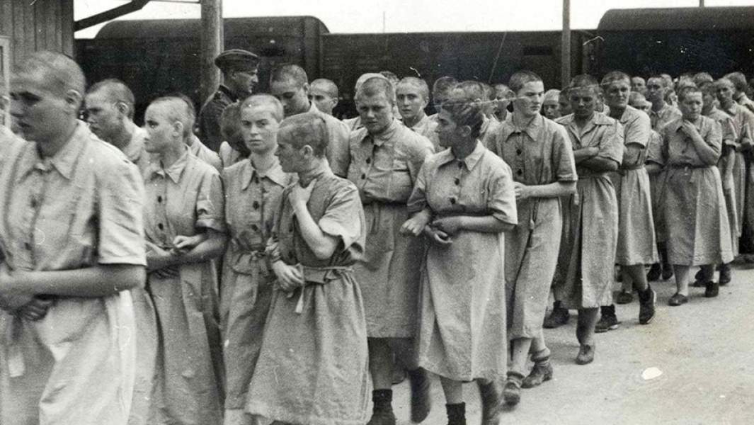 Женщины-заключенные немецкого концентрационного лагеря Освенцим. 1942 год