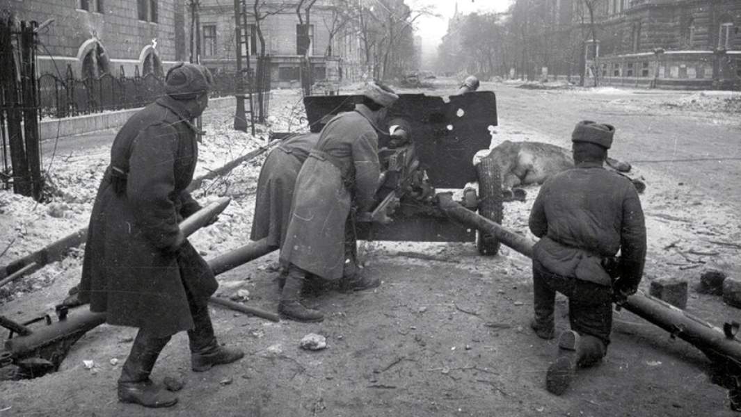 Советские артиллеристы ведут огонь в Будапеште. Февраль 1945 года