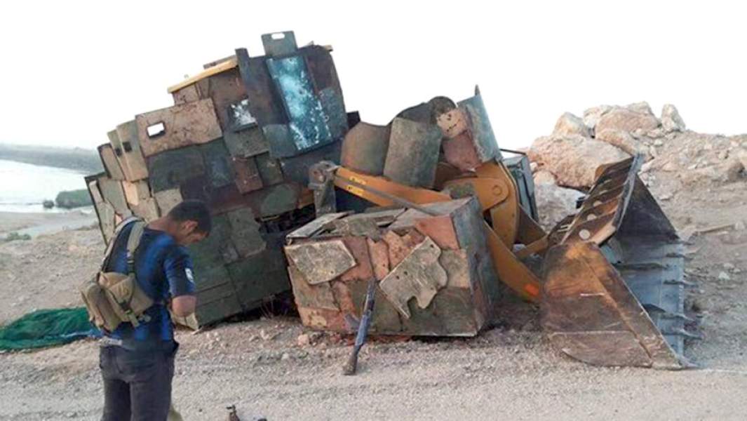 Бронированный ковшевой погрузчик, использовавшийся боевиками ИГИЛ в Сирии