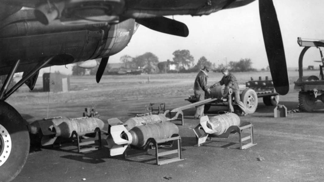 Подготовка американского бомбардировщика Б-17 «Летающая крепость» к боевому вылету