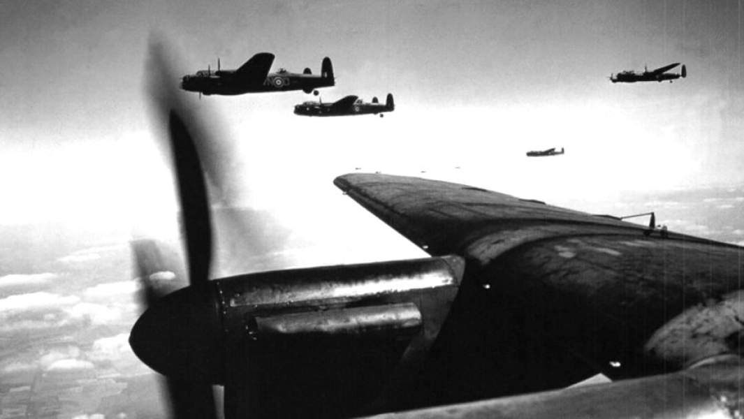 Британские бомбардировщики «Ланкастер» во время боевого вылета