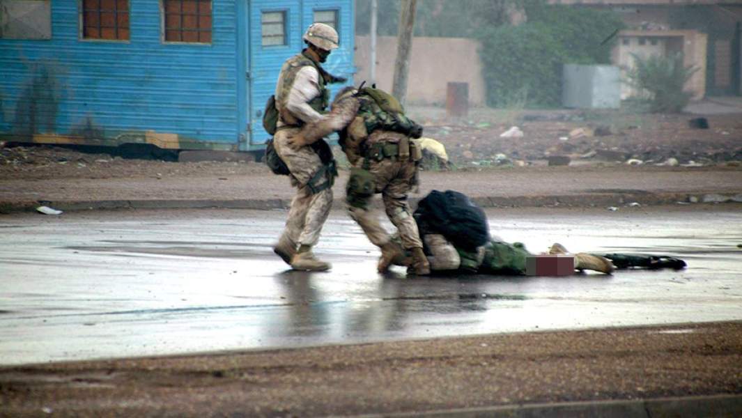 Американские морские пехотинцы эвакуируют с поля боя тяжелораненого в ходе штурма Фаллуджи. Ноябрь 2014 года