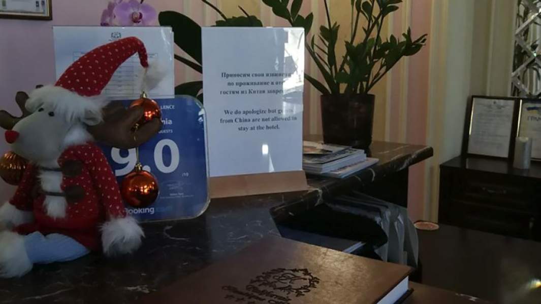 Табличка в пятизвездочном отеле «Калифорния» в Одессе