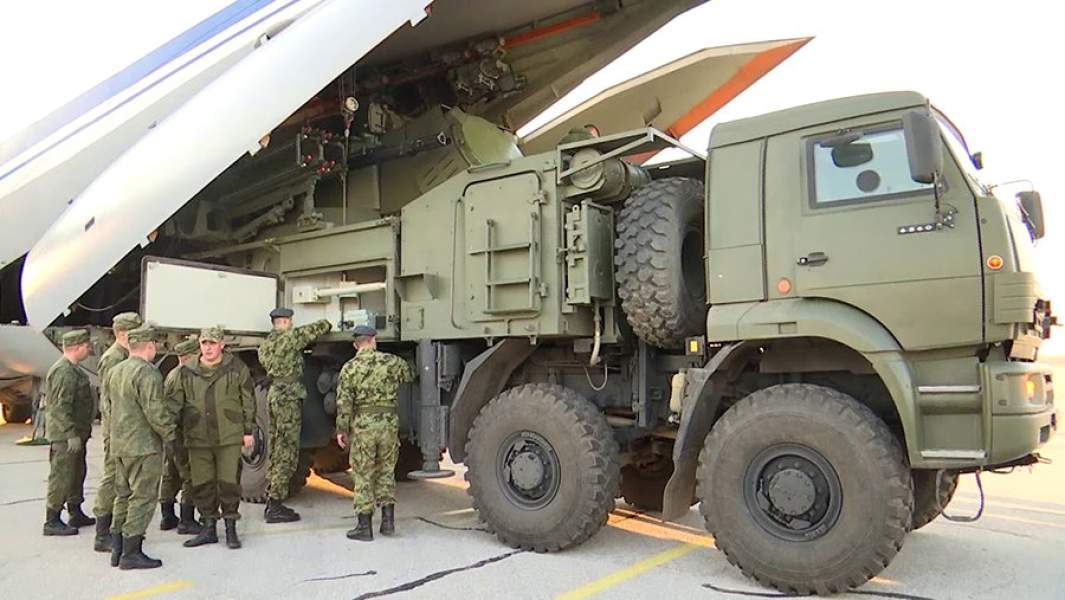 Разгрузка зенитного ракетно-пушечного комплекса «Панцирь-С» во время совместных российско-сербских учений ПВО «Славянский щит 2019»