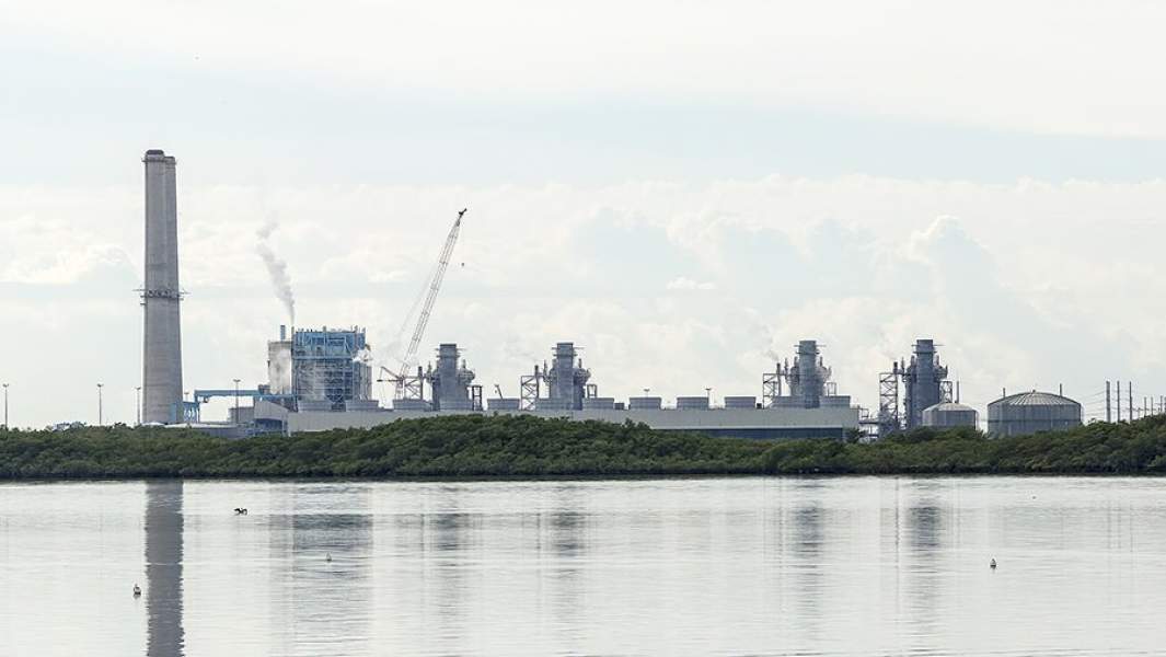 Вид на АЭС Turkey Point с Бискайского залива