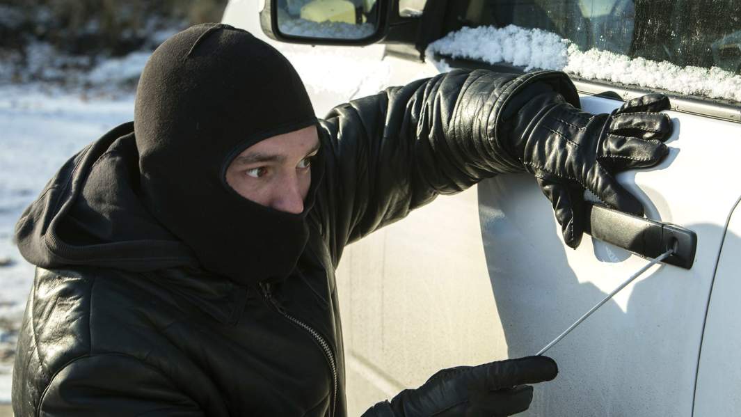 угонщик вскрывает автомобиль