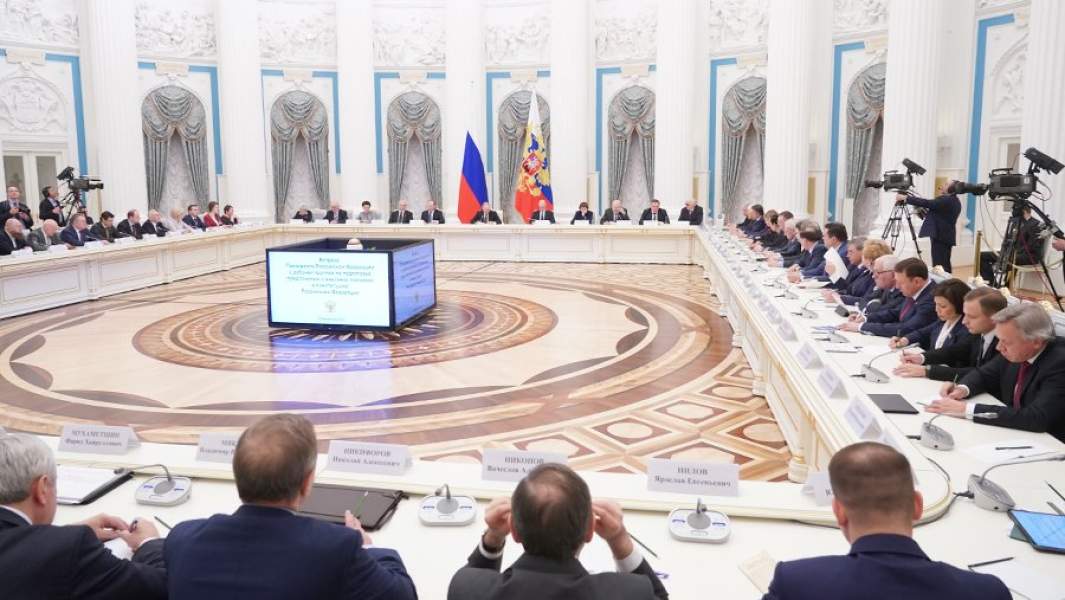 Во время встречи членов рабочей группы по подготовке предложений о внесении поправок в Конституцию РФ в Кремле