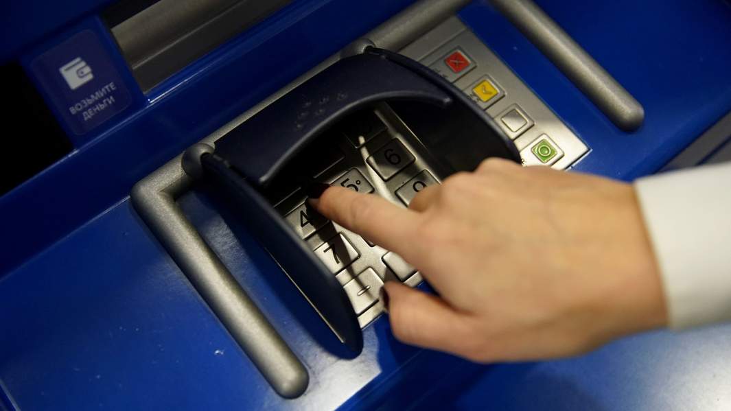 перевод банкомат рука оплата