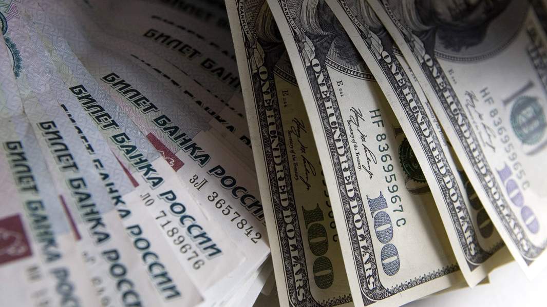 Банкноты рубли и доллары