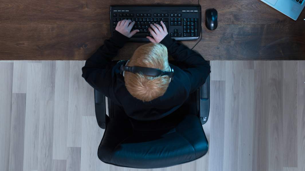 Мальчик за компьютером