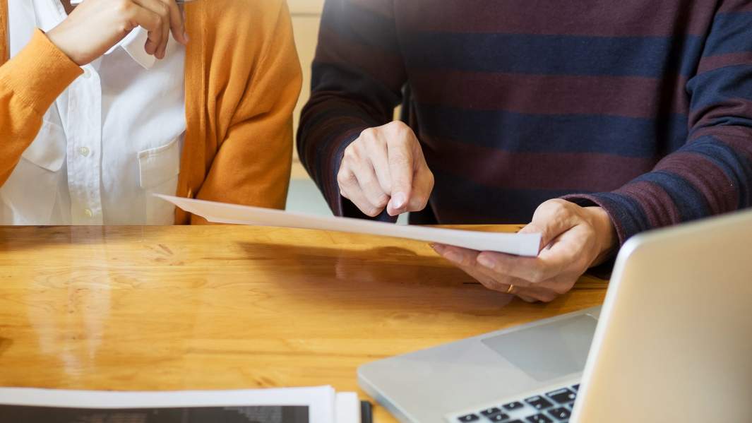 Идут по спискам: как мошенники обманывают тех, кто ищет помощи