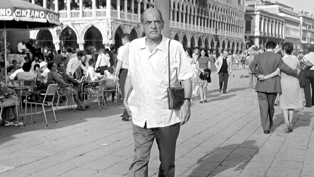 Луис Бунюэль во время прогулки в Венеции. 1967 год