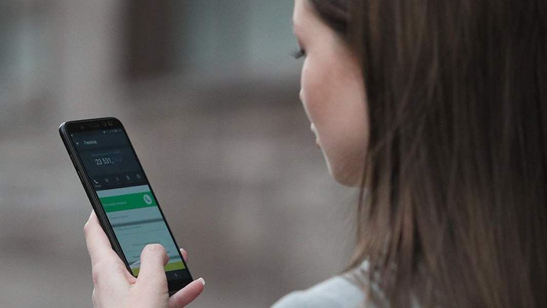 девушка с телефоном 